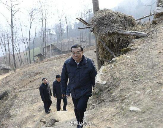 27日，李克強(qiáng)到安康旬陽(yáng)金坡村看望留守兒童。