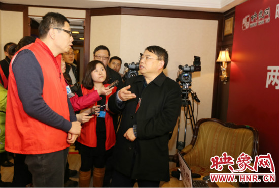 朱夏炎視察映象網(wǎng)全國兩會北京演播室 寄語爭做第一 朱夏炎視察映象網(wǎng)全國兩會北京演播室 寄語爭做第一