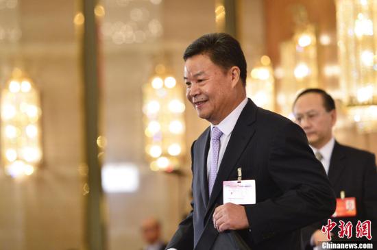 呂新華向中外媒體介紹本次大會(huì)有關(guān)情況并回答記者提問(wèn)。中新社發(fā) 廖攀 攝