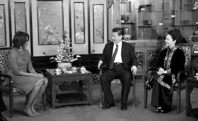 昨晚，國家主席習(xí)近平和夫人彭麗媛在北京釣魚臺(tái)國賓館會(huì)見美國總統(tǒng)奧巴馬夫人米歇爾。