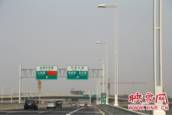 市民可通過北三環(huán)快速路高架橋直達東區(qū)。