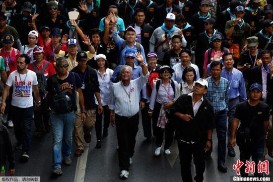 5月9日，泰國反政府示威者在素帖（中）的領(lǐng)導(dǎo)下在曼谷市中心游行。