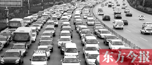 21日，鄭州市中州大道，大量擁堵的汽車將寬寬的道路變成“停車場(chǎng)”