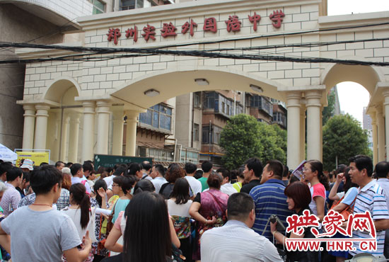 考試快結(jié)束時(shí)，陪考的家長涌入學(xué)校接孩子。