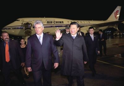 21日晚,習(xí)近平乘坐的專機(jī)抵達(dá)哈瓦那何塞·馬蒂國(guó)際機(jī)場(chǎng)。古巴國(guó)務(wù)委員會(huì)第一副主席兼部長(zhǎng)會(huì)議第一副主席