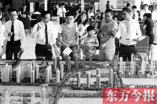 昨天上午，在鄭州市區(qū)一售樓部?jī)?nèi)，看房的顧客比平時(shí)多了不少