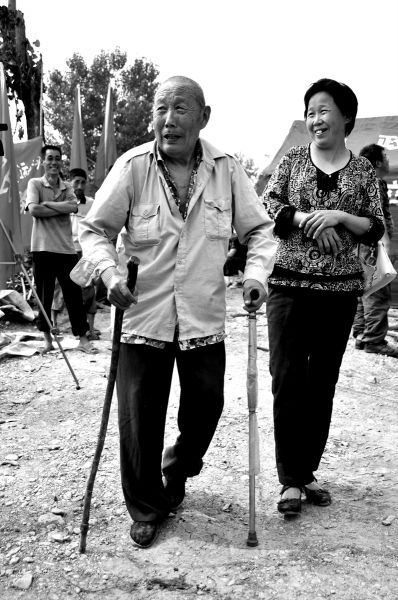 2011年6月26日，何兆勝在三女兒的陪伴下漫步在搬遷現場。