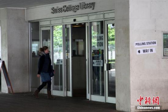 月7日，英國舉行大選，650個選區(qū)的選民前往投票站，選出代表各自選區(qū)的國會議員，贏得全國超過半數(shù)選區(qū)議席(即超過325個席位)的政黨，則獲得執(zhí)政權(quán)。圖為一名選民進(jìn)入投票站投票。<a target='_blank' ><p  align=