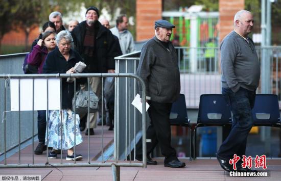 2015年英國大選投票已經(jīng)于當(dāng)?shù)貢r間5月7日早7點(diǎn)(北京時間7日下午14時)開始。選民將在首相卡梅倫領(lǐng)導(dǎo)的保守黨、米利班德領(lǐng)導(dǎo)的工黨及其他一些小黨中做出抉擇，投票結(jié)果將于8日出爐。