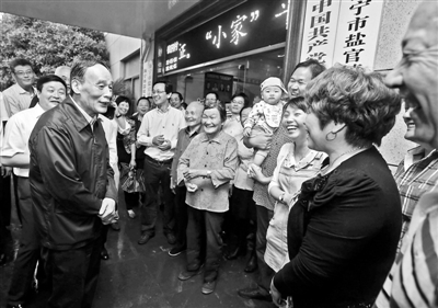 5月8日，王岐山與海寧市鹽官鎮(zhèn)桃園村黨委班子成員、老黨員和群眾親切交流供圖/新華社