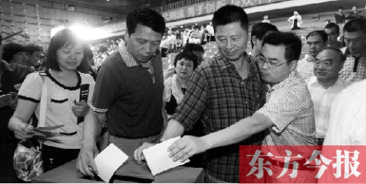 6月16日，河南電視臺(tái)面向社會(huì)公開(kāi)選聘企業(yè)經(jīng)營(yíng)管理團(tuán)隊(duì)，圖為競(jìng)聘現(xiàn)場(chǎng)投票環(huán)節(jié)