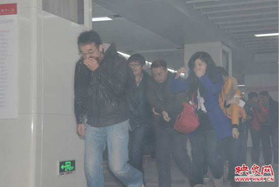 演習中，地鐵乘客從地鐵車廂中跑出。