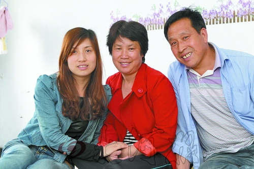 牛松玲（圖中）、郭新成夫妻和女兒