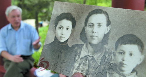 　前晚，花甲老人黎遠康特意給遠在哈薩克斯坦的老媽送上了母親節(jié)祝福