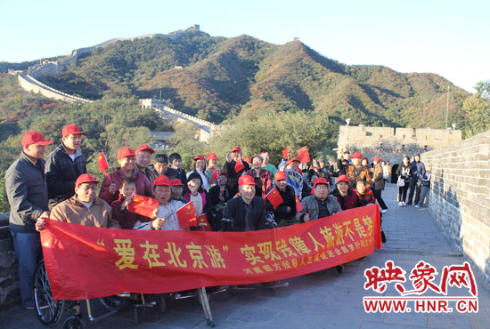 旅游對于殘疾人朋友來說比正常人要困難許多，2011年，劉小琴帶領(lǐng)殘障朋友登上了長城。