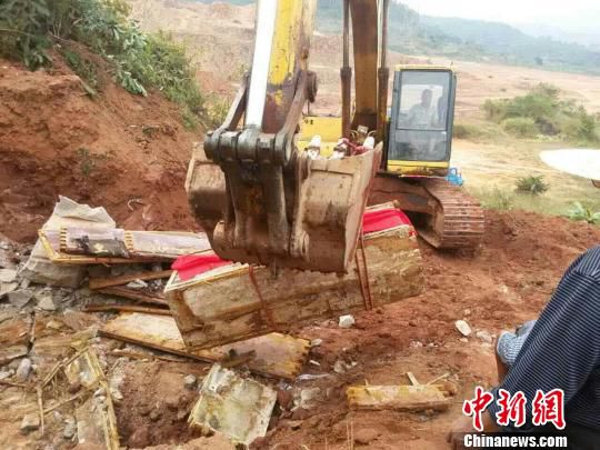 圖為“官墓”被移走?！?yán)初 攝