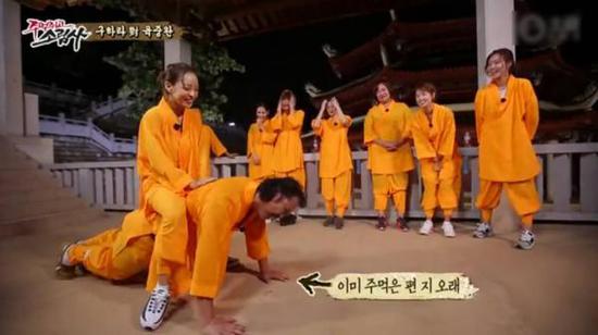 陸重烷接受懲罰做俯臥撐，女星具荷拉坐其背上。