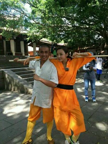 這些參加節(jié)目的女星當(dāng)中既有歌手，又有演員，都是時(shí)尚年輕且受歡迎的女星。