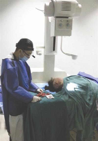 醫(yī)生在X射線下做手術 醫(yī)生在X射線下做手術