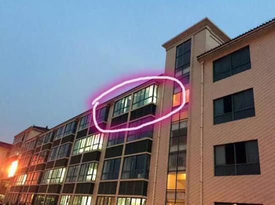 就在這間教室，吳老師在監(jiān)考中過世。