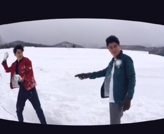 胡歌和霍建華為雜志拍攝了一組封面照，二人穿著同款風(fēng)衣，在白雪中端著咖啡，恩愛“虐狗”