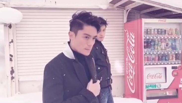 胡歌和霍建華為雜志拍攝了一組封面照，二人穿著同款風(fēng)衣，在白雪中端著咖啡，恩愛“虐狗”