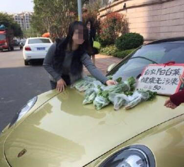 開保時捷賣菜走紅 網(wǎng)友：炒作無底線 自稱陽臺菜健康無污染，只賣“懂貨”的人