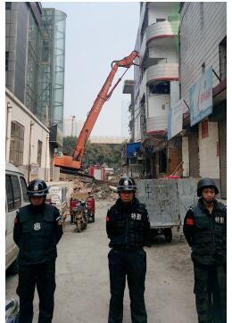 根據(jù)《太原市和小 店區(qū)平陽路街道親賢城中村改造拆遷安置補(bǔ)償方案》，結(jié)合親賢實(shí)際，親賢社區(qū)補(bǔ)償安置采取“商業(yè)用房安置+小戶型公寓住宅安置+貨幣補(bǔ)償”的方式，其中每分 （0.1 畝）置換商業(yè)用房50平方米+小戶型公寓住宅80平方米+貨幣補(bǔ)償20萬元人民幣。（拍攝：2015年9月17日）