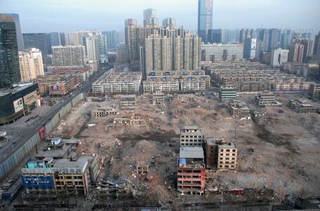 2016年元旦假期后的第一個(gè)工作日，記者從長風(fēng)大街某高樓俯瞰正在拆遷中的親賢西北片區(qū)。經(jīng)過半年多推進(jìn)，這一片區(qū)只留下十余處建筑等待拆除。(拍攝：2016年1月4日)
