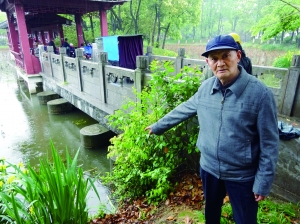 商老說，他就是在這兒把孩子拽上岸的