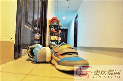 出事小孩的鞋子凌亂地?cái)[放在自家門前。