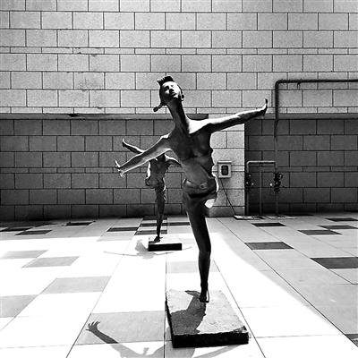 常營(yíng)長(zhǎng)楹龍湖天街樓下,“年輕女孩”胸部暴露