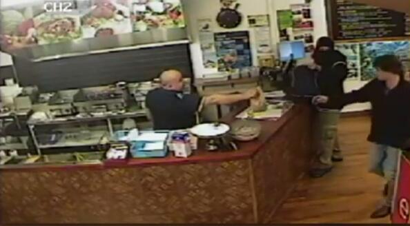 燒烤店老板走紅網絡 表現(xiàn)淡定不理會搶劫 燒烤店老板走紅網絡 表現(xiàn)淡定不理會搶劫