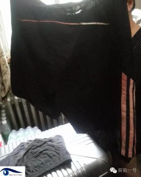 李律師所穿褲子也沾染血跡。