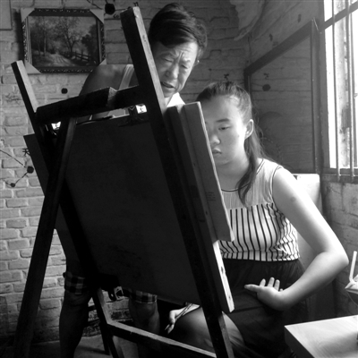 　女兒畫畫，父親在一旁指導