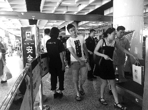 南京地鐵新街口站，大多數(shù)市民自覺配合安檢