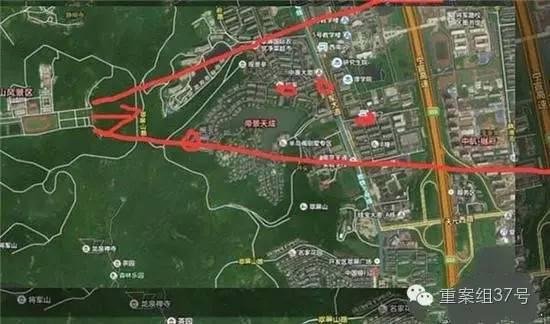 射擊場子彈射出方向（紅箭頭）有多個居民小區(qū) 。 圖片來源：交匯點新聞