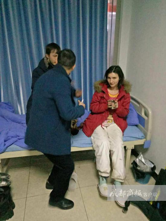 王利鑫說(shuō)，醫(yī)院工作人員考慮到他們遠(yuǎn)道而來(lái)，于是給他們倒上熱水，并試圖打手勢(shì)交流。但費(fèi)了好大勁，也沒(méi)辦法搞明白對(duì)方的情況，只好向社區(qū)民警求助。翠屏區(qū)西城派出所兩位民警迅速趕到，但雙方仍然語(yǔ)言不通，無(wú)法交流。民警見(jiàn)兩名年輕人并無(wú)惡意，只好離開(kāi)了。折騰到晚上10點(diǎn)左右，還是沒(méi)辦法溝通。而醫(yī)院作為醫(yī)療機(jī)構(gòu)，又不能留宿不明來(lái)歷的外國(guó)人。王利鑫只好帶著懂英語(yǔ)的女婿趕到，交流得知對(duì)方是一對(duì)來(lái)自俄羅斯的小夫妻?！八麄冋f(shuō)到中國(guó)‘窮游’，打算從成都到昆明，結(jié)果坐順風(fēng)車(chē)來(lái)到了宜賓，卻沒(méi)錢(qián)住賓館。”王利鑫告訴成都商報(bào)客戶端記者，兩個(gè)年輕人不懂漢語(yǔ)，正好看到中山醫(yī)院標(biāo)識(shí)，就闖進(jìn)來(lái)打算求宿一晚。
