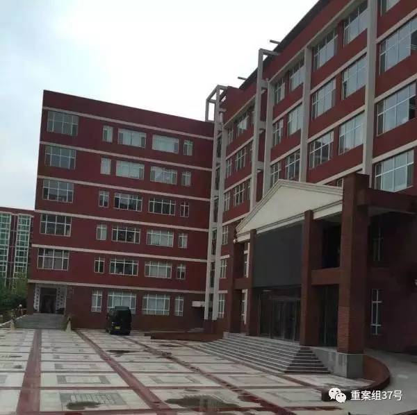 17歲高中男生教室里掐死女同學(xué)，被訴故意殺人和強奸