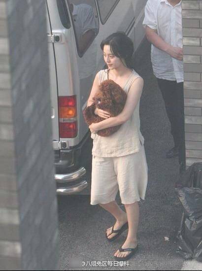 范冰冰穿睡衣遛狗 被指披個(gè)"麻袋"也很美 范冰冰穿睡衣遛狗 被指披個(gè)"麻袋"也很美