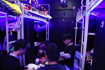 用人臉識別的技術(shù)，防火防盜防宿管。宿管一來，就可以自動發(fā)起警報