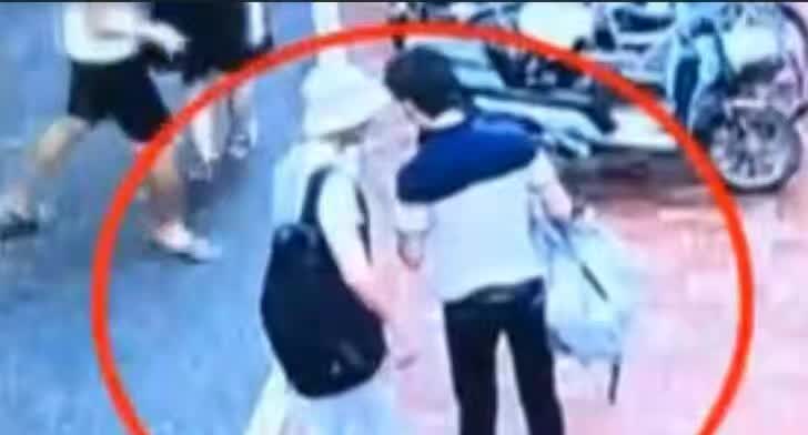 奶奶幫孫子收快遞遇恐怖一幕 這幾天收快遞要當(dāng)心 奶奶幫孫子收快遞遇恐怖一幕 這幾天收快遞要當(dāng)心