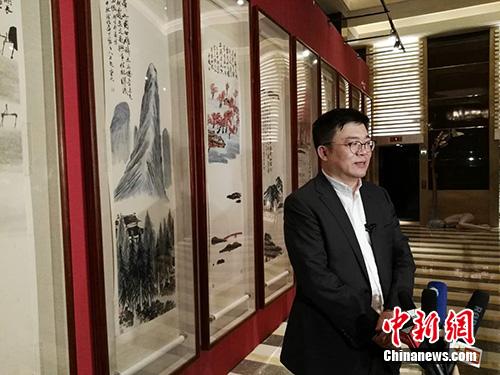 北京保利拍賣執(zhí)行董事趙旭在當晚接受采訪。<a target='_blank'  _fcksavedurl='http://www.chinanews.com/' _fcksavedurl='http://www.chinanews.com/' >中新網(wǎng)</a>記者 宋宇晟 攝