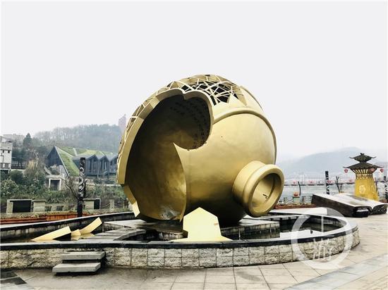 △茅臺(tái)鎮(zhèn)1915廣場(chǎng)著名的“壇碎”雕塑。