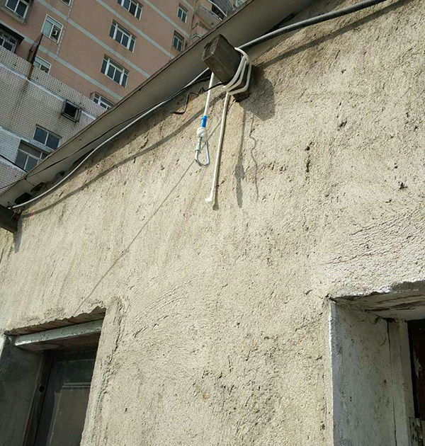 懸掛的登山繩子和房梁。