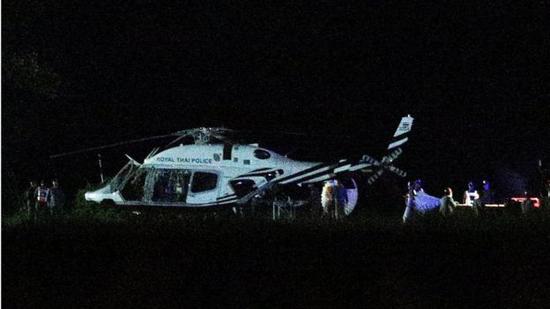 直升機護送被救少年。（圖：路透社）