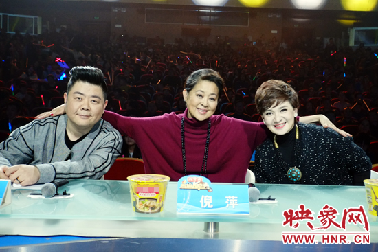 三位坐鎮(zhèn)評委倪萍（中）、柯以敏（右）和毛子哥
