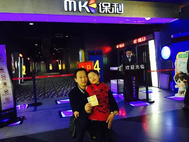 再來(lái)看兩個(gè)萌娃，表情都好有戲！