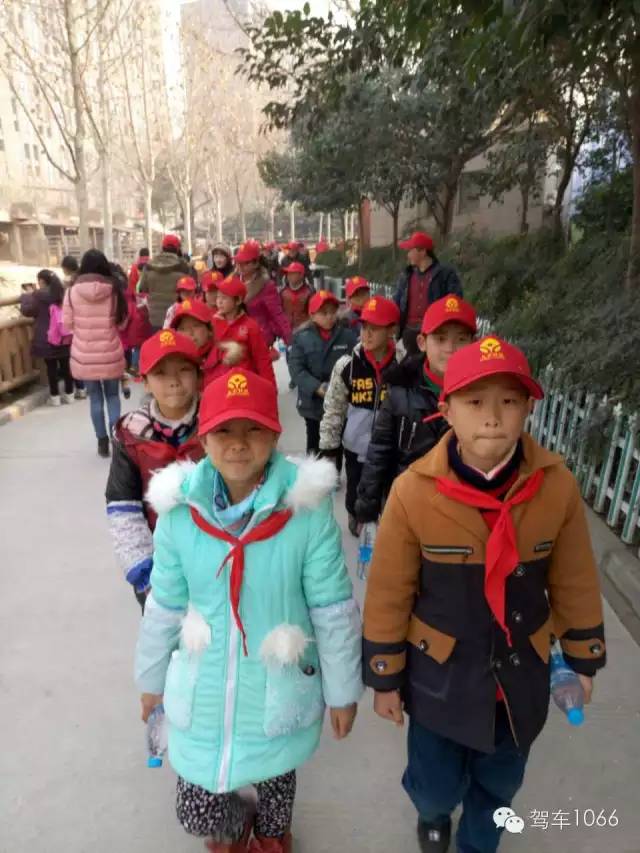 脖子上戴著紅領巾，頭上頂著小紅帽，排著整齊的隊伍——出發(fā)！