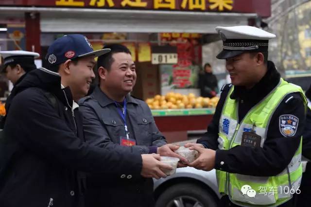 新華社攝影記者李博，也隨我們1066小分隊一路同行他也為我們記錄下了一幕幕溫暖的瞬間。